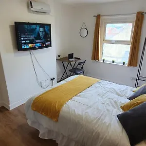  Apartment Fast Broadband, Budget Stay, Free Netflix.